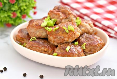 Затем достаём форму из духовки. Сочные, вкусные, аппетитные фрикадельки раскладываем по тарелкам и вместе с гарниром, поливая томатным соусом, в горячем виде подаём к столу.