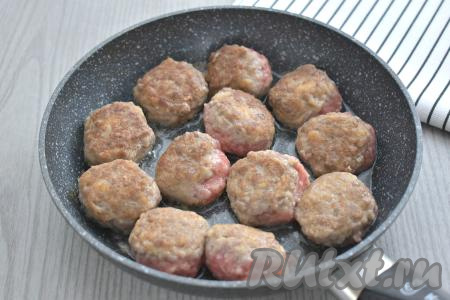 Из фарша, периодически смачивая руки водой, лепим круглые фрикадельки весом примерно 25 грамм (я сформировала 12 фрикаделек). В сковороде прогреваем растительное масло, выкладываем в один слой сформированные фрикадельки. На огне немного выше среднего обжариваем фрикадельки до подрумянивания с двух сторон (ориентировочно по 2 минуты с каждой стороны).