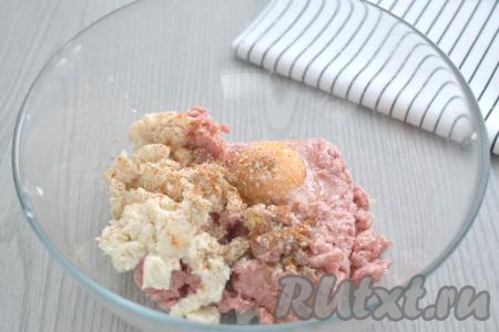 В эту же миску добавляем хлебный мякиш, отжатый от лишней жидкости, вбиваем яйцо, солим и перчим (можете добавить и другие свои любимые специи).&nbsp;