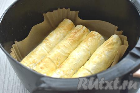 Включаем аэрогриль, выставив температуру на 180 градусов, а время - на 10 минут. Через 5 минут сосиски в лаваше переворачиваем и продолжаем готовить в аэрогриле оставшиеся 5 минут. Лаваш должен стать приятного золотистого цвета. Я готовила в аэрогриле мощностью 1400 Ватт.