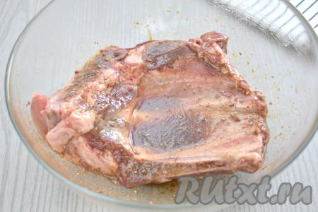 В глубокую миску выкладываем свиные рёбра, обмазываем их получившимся маринадом со всех сторон. Миску с рёбрышками, покрытыми маринадом, накрываем крышкой (или затягиваем пищевой плёнкой) и отправляем в холодильник на 1-2 часа. В процессе маринования, для того чтобы рёбра равномерно пропитались соевым соусом, их нужно будет 2-3 раза перевернуть.