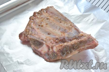 Замаринованные свиные рёбра выкладываем на кусок фольги.