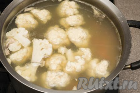 После того как суп с чечевицей, картошкой и морковкой с момента закипания проварится 15 минут, добавить в кастрюлю подготовленную цветную капусту.