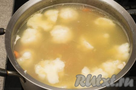 Дать чечевичному супу с цветной капустой закипеть, уменьшить огонь, варить минут 7-9 (и капуста, и морковка, и картошка должны стать достаточно мягкими, легко прокалываться ножом, но и развариться они не должны). Убрать кастрюлю с огня.