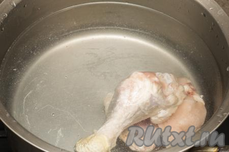 Части курицы (я взяла крыло и голень) вымыть, выложить в кастрюлю, в которой будете варить чечевичный суп, влить 2 литра воды, поставить на достаточно сильный огонь. С поверхности закипевшего бульона убрать пену, снизить огонь до минимума, варить мясо минут 25-30. После того как мясо сварится, убрать кастрюлю с огня. Части курицы достать из бульона, выложить на тарелку, оставить остывать. Бульон, если необходимо процедить, а затем вернуть его в кастрюлю, поставить на огонь. Дать бульону закипеть.