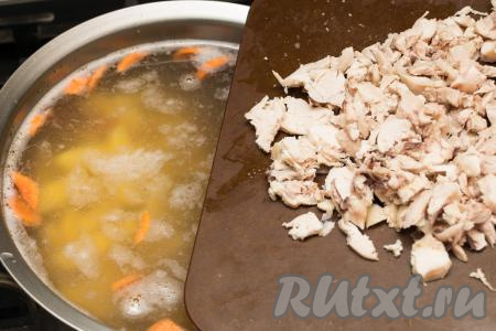 Добавить мясо, отделённое от костей, и, по желанию, нарезанное на части. Довести чечевичный суп до кипения, посолить по вкусу, уменьшить огонь, варить минут 15.