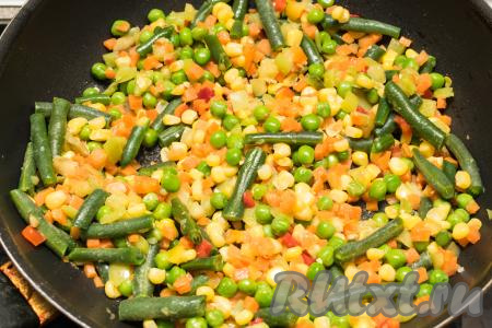 Периодически перемешивая, обжарить овощи на среднем огне в течение 5 минут.