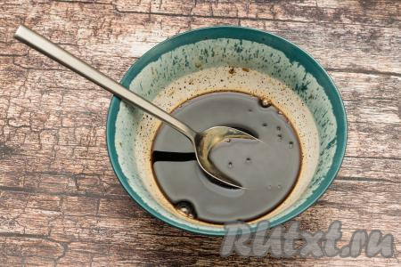 Как следует перемешать мёд и соевый соус, чтобы мёд полностью растворился в соусе. Мёд у меня был не совсем жидкий, поэтому, для того чтобы он быстрее растворился, я прогрела соевый соус с мёдом в течение 20 секунд в микроволновке.