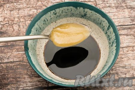 Теперь займёмся маринадом, для этого в достаточно глубокую тарелку нужно влить соевый соус, добавить мёд.