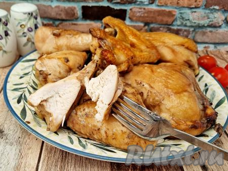 Сочные, нежные, аппетитные кусочки курицы, запечённые в соево-медовом соусе, достать из духовки и, дополнив гарниром, в горячем виде подать к столу. Просто и вкусно, попробуйте!