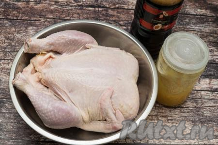 Подготовить продукты для приготовления курицы в соево-медовом соусе в духовке. Мёд можно взять как жидкий, так и засахаренный.