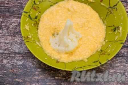 Сковороду разогреть с растительным маслом. Остывшую капусту окунать соцветием вниз в сырный кляр. Сразу выкладывать на горячую сковороду так, чтобы соцветие, покрытое кляром, было на дне сковороды.