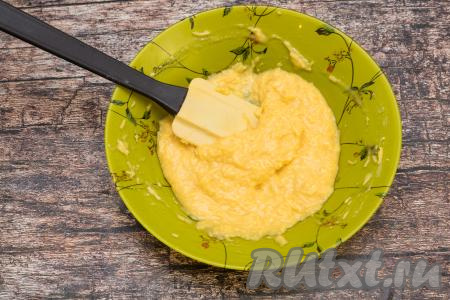 Вмешать муку в сырный кляр. Итоговый кляр должен напоминать густую сметану. При необходимости можно добавить ещё муку. Я для получения кляра нужной густоты в общей сложности добавила 2 столовых ложки муки.