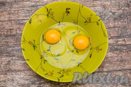 Пока цветная капуста остывает, можно заняться приготовлением сырного кляра. Для этого в глубокую тарелку нужно вбить сырые яйца, добавить щепотку соли.