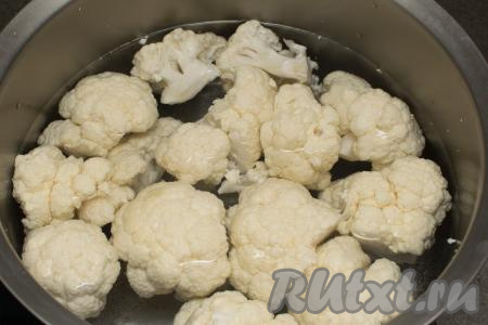 Сложить капусту в подходящую кастрюлю, залить полностью водой и поставить на достаточно сильный огонь.