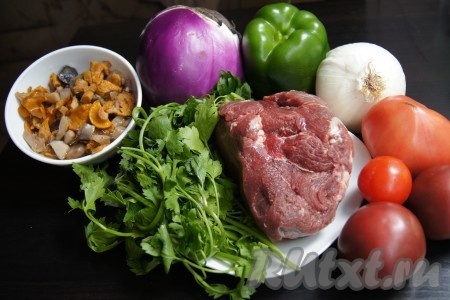 Подготовим все необходимые ингредиенты для приготовления запеченного мяса с овощами и грибами.