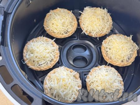 Поставить тарталетки с жульеном с грибами в чашу аэрогриля на решётку. Все тарталетки у меня не уместились в аэрогриль, поэтому я запекала их в несколько заходов. Отправить чашу в аэрогриль.