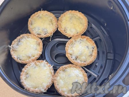 Выставить температуру 180 градусов, время - 5 минут. В процессе запекания сыр должен полностью расплавиться.&nbsp;