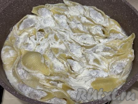 Как только соус закипит, убавить огонь до минимума и, накрыв сковороду крышкой, готовить 20 минут.&nbsp;