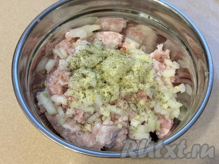 В миску с фаршем добавить лук, посолить и поперчить по вкусу.