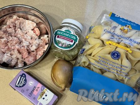 Подготовить продукты для приготовления макарон "Ракушки" с фаршем в сливочном соусе на сковороде. Фарш можно приготовить в домашних условиях, пропустив кусочки мяса (например, свинину, курицу, индейку) через мясорубку, но можно использовать и покупной фарш. В этот раз я приготовила фарш из свинины. Ракушки нужны крупные, чтобы можно было положить в них достаточное количество фарша.&nbsp;Сливки лучше всего взять жирностью 10-20% (я купила жирностью 20%).