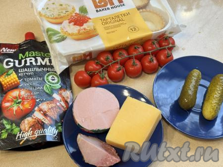 Подготовить продукты для приготовления мини-пицц в тарталетках в духовке. Колбасу можно взять любую, я взяла сразу несколько видов колбас. Песочные тарталетки можно приобрести в любом продуктовом магазине. 