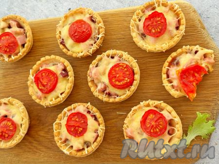 Аппетитные тарталетки с мини-пиццами достать из духовки и в горячем виде подать к столу.&nbsp;