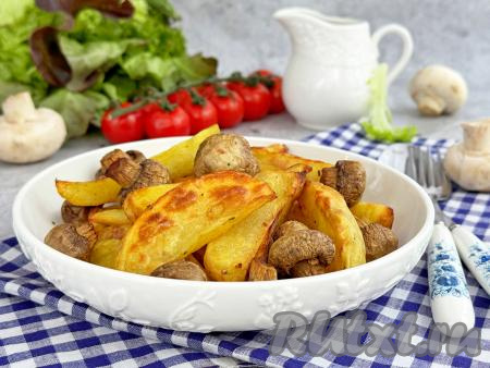 Готовую аппетитную картошку с нежными, ароматными шампиньонами достать из аэрогриля, переложить на тарелку и сразу подать вкусное, сытное блюдо к столу.