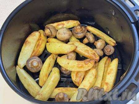 Выставить режим 160 градусов, время - 30 минут. В процессе приготовления в аэрогриле два раза нужно будет достать чашу и перемешать картошку с грибами, чтобы блюдо более равномерно запеклось. По прошествии 30 минут с начала запекания проверить картофель на готовность, для этого его нужно проколоть вилкой, если вилка входит легко, значит картошка готова. Если же картофель твердоват, тогда время запекания нужно увеличить на 5-10 минут. Время запекания картофеля во многом зависит и от сорта картошки, и от мощности аэрогриля.