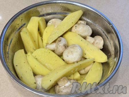 Тщательно перемешать содержимое миски, равномерно покрывая картошку с грибами чесноком, маслом, солью и специями.