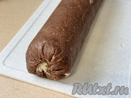 На следующий день рулет, приготовленный из печенья и банана без выпечки,&nbsp;освободить от фольги.&nbsp;