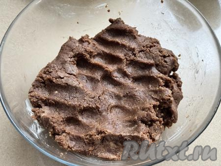 Перемешать песочно-банановую&nbsp;массу руками, она должна получиться пластичной и однородной.&nbsp;