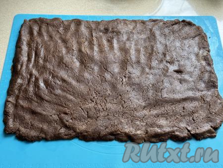 Выложить массу на силиконовый коврик (или на пищевую плёнку, сложенную в два слоя) и равномерно распределить, формируя пласт толщиной примерно 1 сантиметр.&nbsp;