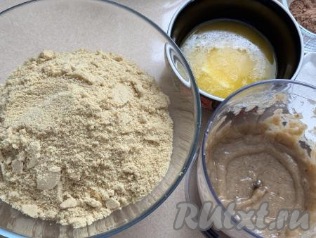 Теперь займёмся основой для рулета. Для этого печенье нужно превратить с помощью измельчителя в крошку, пересыпать в миску. 160 грамм очищенного банана превратить в пюре в измельчителе. Сливочное масло растопить, дать ему немного остыть. Если нет измельчителя, можно сложить печенье в пакет, завязать его и с помощью скалки, катая её поверх пакета, превратить печенье в крошку. Банан можно измельчить в пюре с помощью погружного блендера.