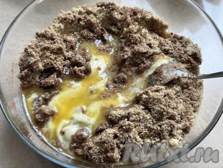 Перемешать массу столовой ложкой до однородности, добавить растопленное негорячее масло, снова перемешать.&nbsp;