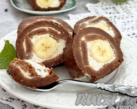Аппетитные кусочки рулета, приготовленного из печенья и банана без выпечки,&nbsp;выложить на тарелку и подать вкусный, нежный десерт к столу.&nbsp;