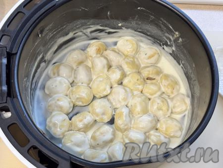 Через каждые 5 минут нужно доставать чашу и перемешивать&nbsp;пельмени. Я всего готовила пельмени в сметанном соусе 20 минут, но многое зависит от мощности вашего аэрогриля. Готовность пельменей можно проверить на вкус, разрежьте один пельмешек и попробуйте.