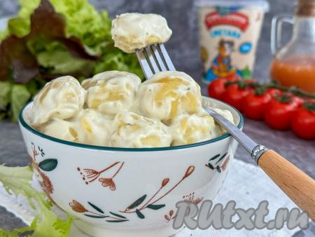 Вкусные, нежные, сочные пельмени, приготовленные в сметане, переложить из чаши аэрогриля в глубокую тарелку и сразу же подать к столу.