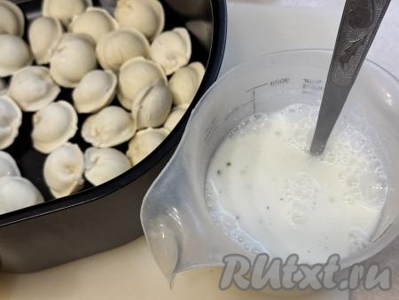 В отдельной ёмкости соединить сметану и 200 миллилитров очень горячей воды (вода должна быть практически кипятком), добавить соль и специи по вкусу, перемешать получившийся сметанный соус.