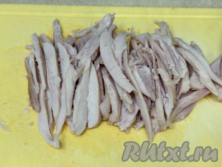 Копчёное мясо курицы (я взяла мясо с копчёного куриного бедра) нарезать на длинные брусочки.&nbsp;