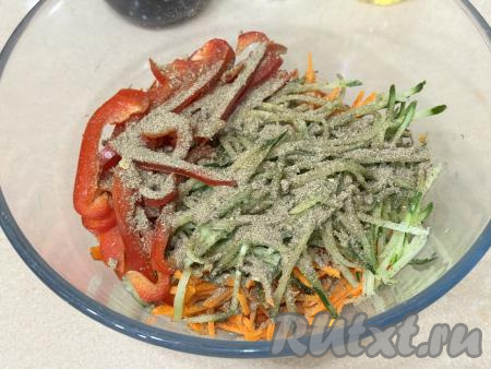 В миску с овощами всыпать специи для корейской моркови и немного соли.&nbsp;