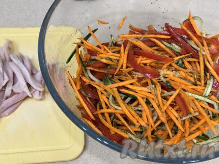 Перемешать овощи.&nbsp;