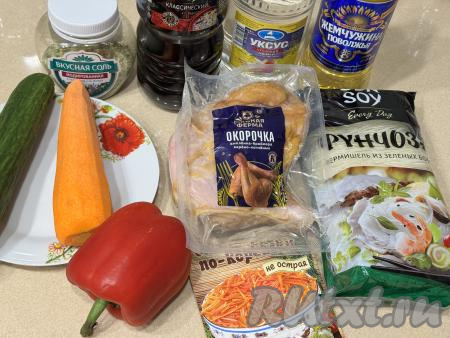 Подготовить продукты для приготовления салата с фунчозой и копчёной курицей. Морковь почистить. Болгарский перец очистить от семян и плодоножки, промыть водой. Огурец вымыть, отрезать кончики с двух сторон.