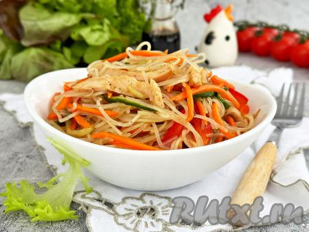 Салат с фунчозой и копчёной курицей