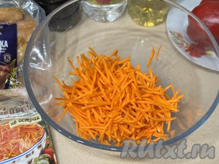 Пока фунчоза находится в кипящей воде, нужно морковь натереть на тёрке для корейской моркови (или на крупной тёрке) в достаточно глубокую миску.&nbsp;