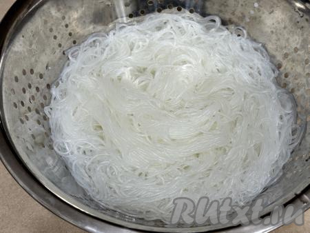 По прошествии 5 минут откинуть фунчозу на дуршлаг, промыть холодной водой, лишней воде дать стечь.