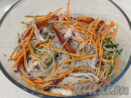 Перемешать салат с фунчозой и копчёной курицей, отправить пропитаться в холодильник часа на 2.