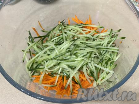 В миску с морковкой на той же тёрке натереть огурец.&nbsp;