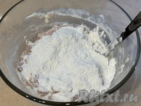 Затем в миску с рубленным фаршем всыпать 1 столовую ложку муки.