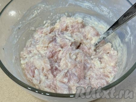 Перемешать котлетную массу, она должна получиться вязкой. Если вязкости недостаточно, тогда добавьте ещё 0,5 столовой ложки муки.
